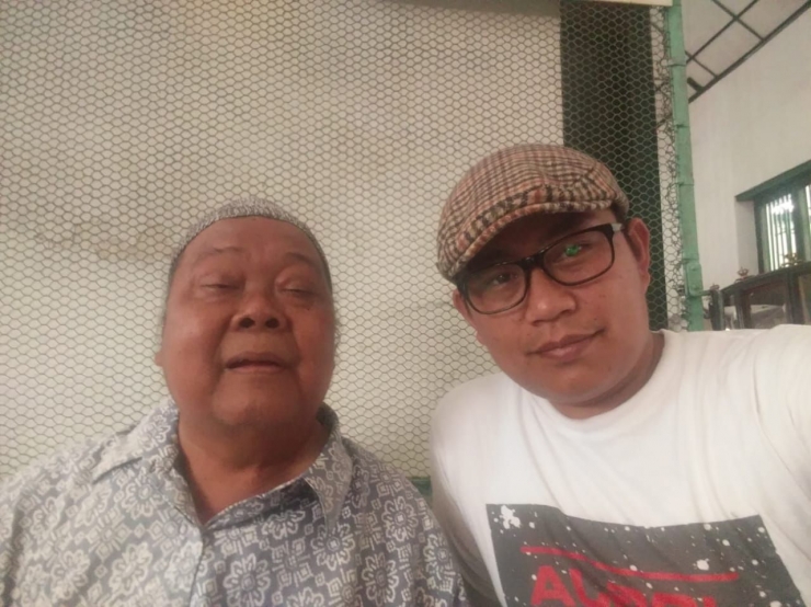 Bersama Pak Suhardi, Abdi Dalem di Museum Keraton, Yogyakarta (dokpri)