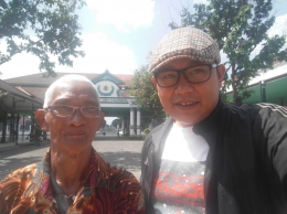 Bersama salah seorang Abdi Dalem di Keraton Yogyakarta (dokpri)