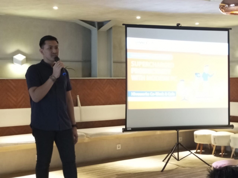 Deskripsi : Indra Rahardjo, Channel Marketing, Microsoft Indonesia menyampaikan kata sambutan kepada pekerja kreatif I Sumber Foto : dokpri