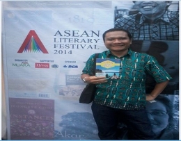 David Pasaribu menunjukkan buku Impian di Tepi Bakaro dalam ASEAN Literary Festival, 21-23 Maret 2014 di Jakarta. (foto dokumentasi Komunitas Suka Membaca Manokwari)