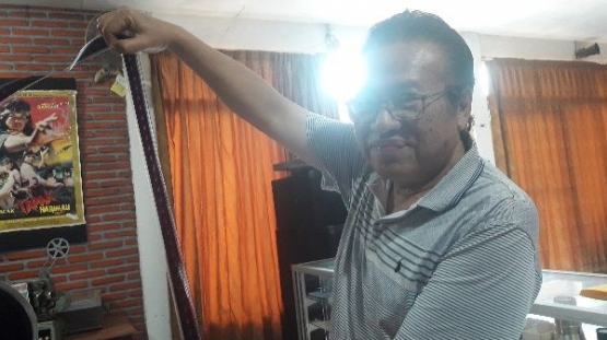 Pak Hariadi dengan roll film (dokpri)