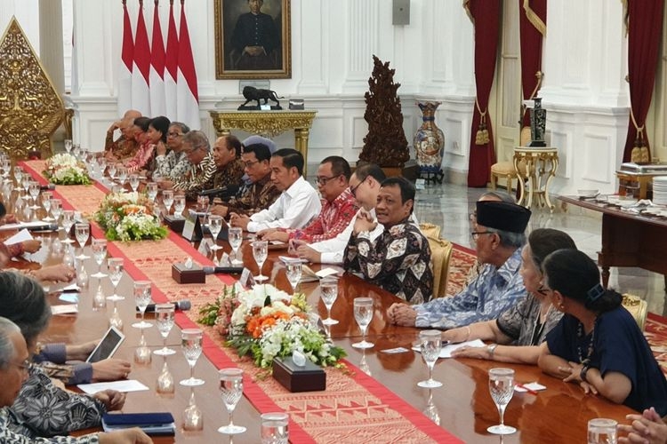 Presiden Joko Widodo mengundang puluhan tokoh ke Istana Kepresidenan, Jakarta, Kamis (26/9/2019). Jokowi membahas sejumlah hal dengan para tokoh, salah satunya terkait aksi unjuk rasa mahasiswa menolak UU KPK hasil revisi.(KOMPAS.com/Ihsanuddin)