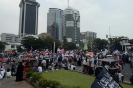 Massa yang mengatasnamakan mujahid 212 berunjuk rasa di kawasan patung kuda jalan Medan Merdeka Barat, Jakarta Pusat, Sabtu (28/9/2019) | KOMPAS.com/ Muhamad Isa Bustomi