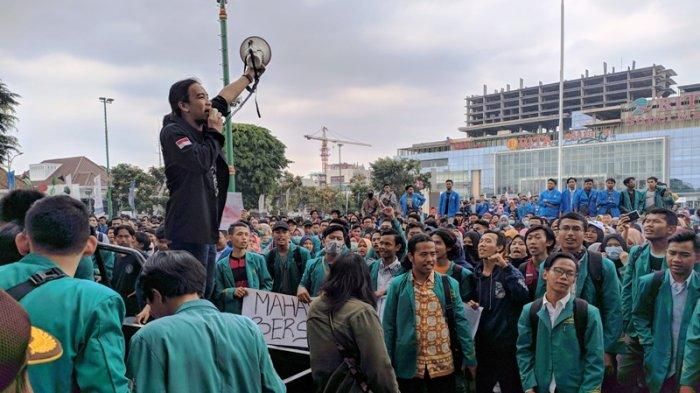 Ribuan mahasiswa yang tergabung dalam Aliansi Mahasiswa Banyumas melakukan aksi. (Foto: Tribunjateng.com/Permata Putra Sejati)