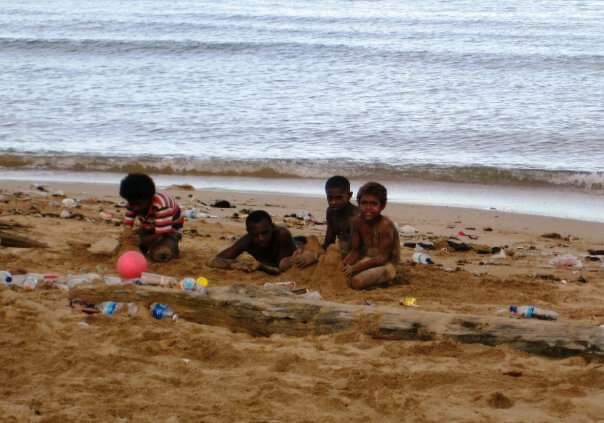 pemandangan seorang ayah tengah bermain bola bersama anak-anak laki-lakinya di pantai., di suatu senja/dokpri