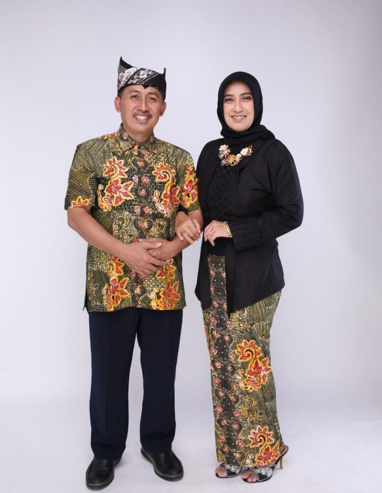 Dokter Taufiq bersama istri, dr. Andriyani H, MMRS, Dipl.Cibtac (Basuki)