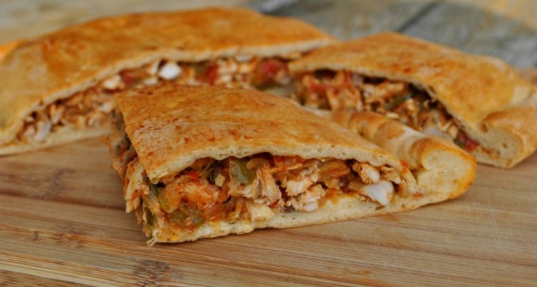 Empanada Isi Ayam (http://threemanycooks.com/recipes/nibbles-and-apps/galician-style-chicken-empanada/)