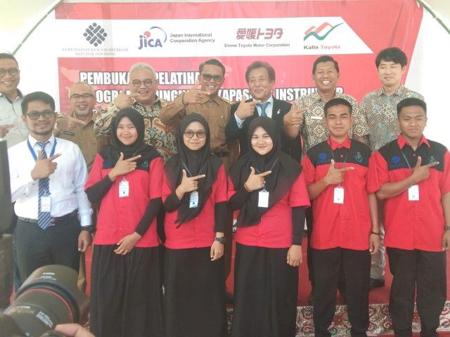 Gubernur SulSel (tengah) foto bersama peserta pelatihan BLK Bantaeng (30/09/19).