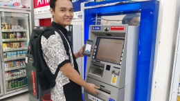 Proses Menunggu Uang Keluar dari Mesin ATM BCA