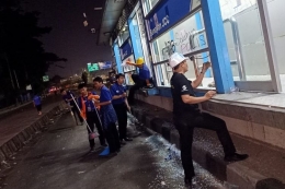 akibat demonstrasi mahasiswa fasilitas umum rusak jalanan berserak sampah parah (megpolitan.kompas.com)