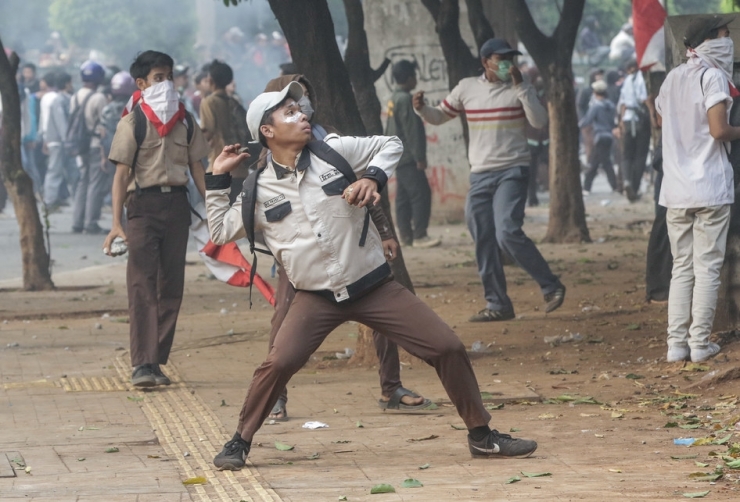 Sejumlah pelajar terlibat kerusuhan di kawasan Palmerah, Jakarta (25/9/2019). mereka membakar sejumlah sepeda motor di depan polisi Palmerah (Kompas.com/Kristianto Purnomo)