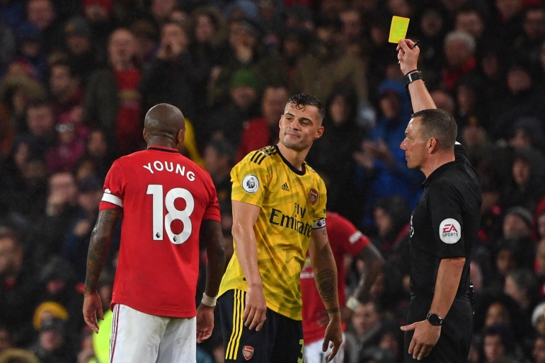 Ashley Young dan Granit Xhaka yang sempat beradu mulut dalam laga: Man. United vs. Arsenal (sumber; @goal)