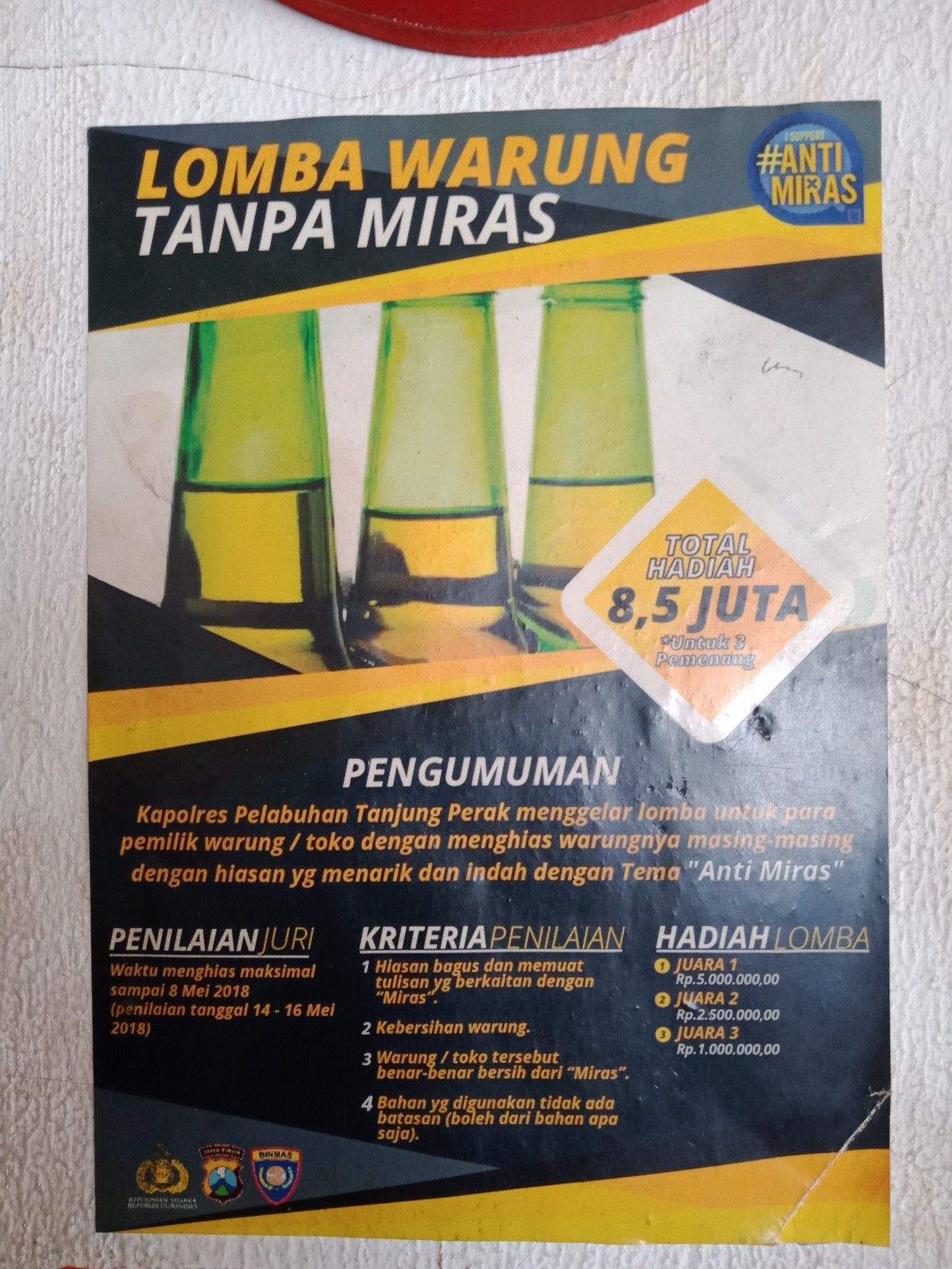 Sosialisasi anti miras yang masih tertempel di sebuah dinding warung kopi meski event-nya telah lama berakhir. (dokpri)