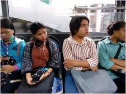 Mahasiswa Unud yang menggunakan fasilitas transportasi publik bus Trans Sarbagita - dokpri