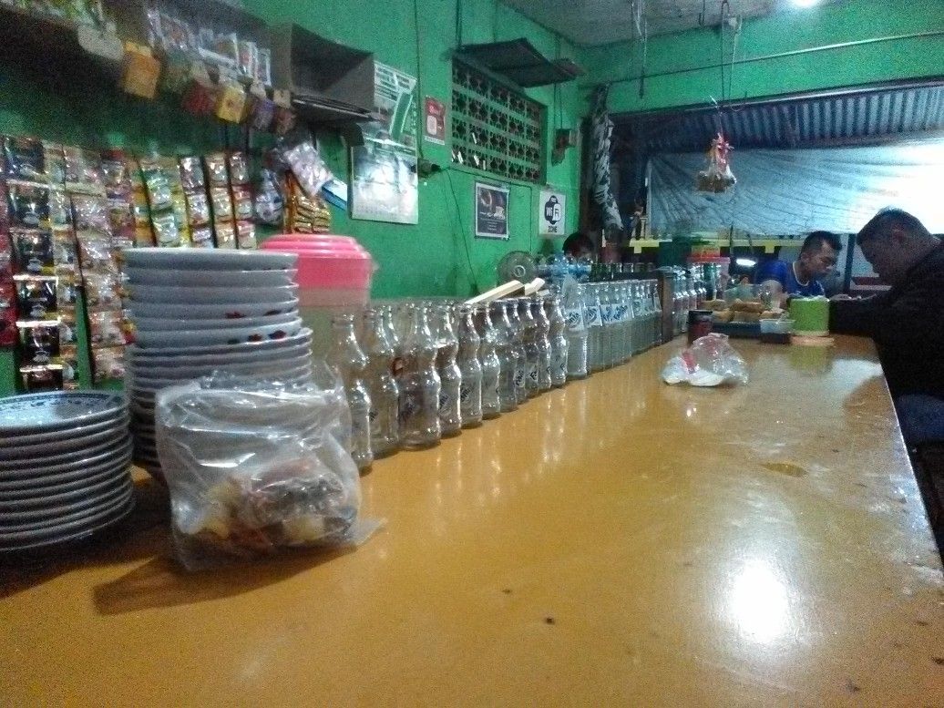 Saat lebaran, rupanya penyuplai (biasanya emak2) snack, gorengan, kue dan lain sebagainya juga ikut libur. Jadi mejanya ya turut 'kosong-melompong'. (dokpri)