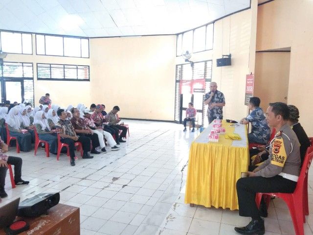 Kasat Lantas Polres Bantaeng (kanan) menghadiri Sosialisasi Internet Baik di Aula SMA Negeri 4 Bantaeng.
