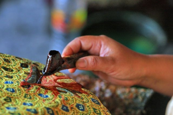 Proses nyanting yakini menorehkan malam di atas kain | dokumetasi pribadi