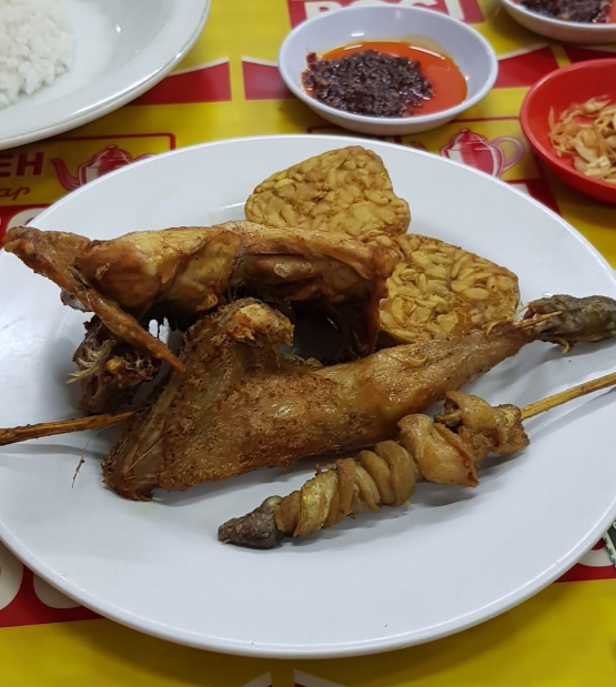 Ayam Goreng Bahagia Hj. Sunarti (Dok. Pribadi)