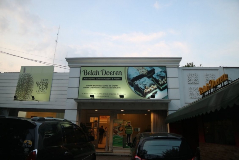 Di depan Belah Doeren Jalan Progo No.3, Kota Bandung/Cici Reta