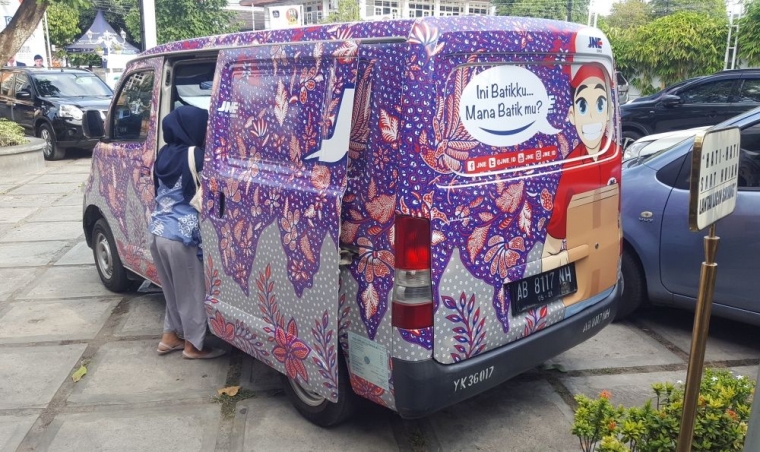 Mobil JNE ikut berbatik di Hari Batik Nasional (dok. pri).