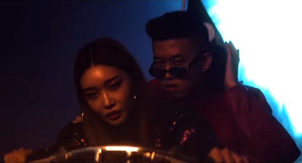 Waduh, Mbak, Mas... Helmnya kok ditinggal di tangga? (sumber: Youtube/88rising)