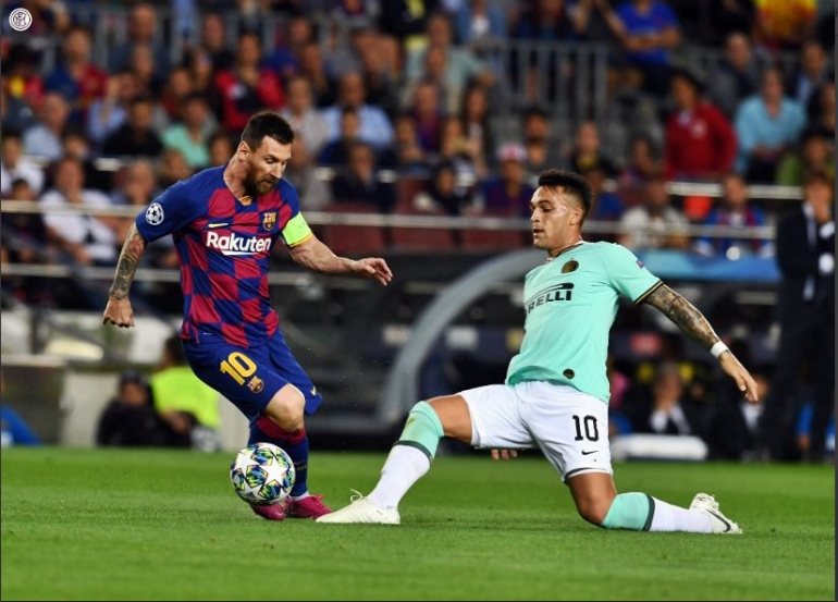 Lautaro Martinez berduel dengan Lionel Messi Pada Laga Lanjutan Liga Champions, kamis (03/10/2019) dini hari. (@inter_en)