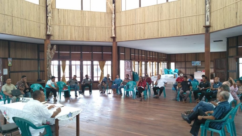 Ketua Panitia Muspas ke-5 Keuskupan Agats, Pastor Innocentius Retobjaan, Pr memimpin rapat persiapan pelaksanaan Muspas, 7-13 Oktober 2019. Dokpri.