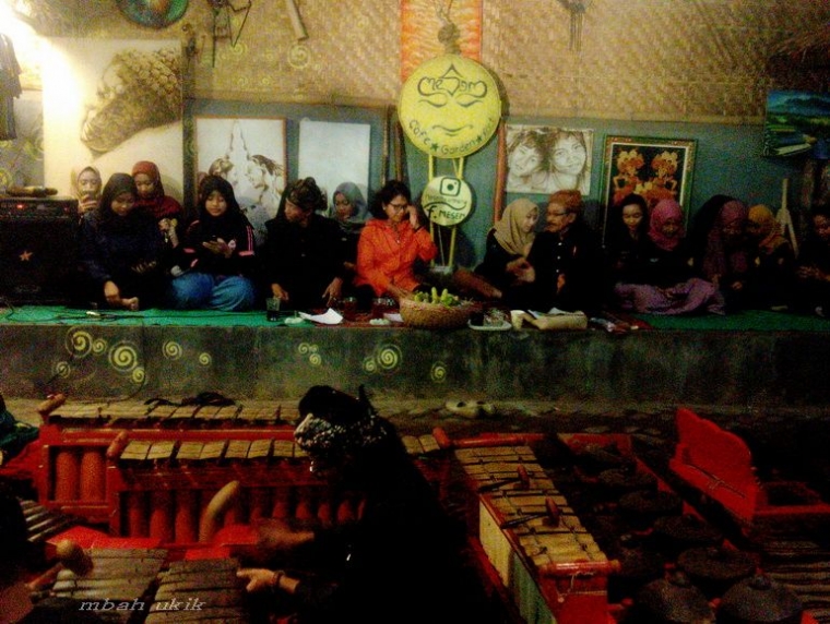 Macapat Padhang Bulan setiap bulan purnama di Padepokan Seni Mangun Dharmo dan Candi Jago. Dokpri
