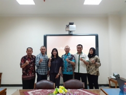 Dari kiri ke kanan: Drs. Parmin, M.Hum., Dr. Imam Marsudi, M.Si., Khusnul Khotimah, M.Pd., Kunjung Ashadi, S.Pd., M.Fis., AIFO, Roy Agustinus Soselisa, M.Pd., Dr. Nanik Indahwati, M.Or. (dokumen pribadi)