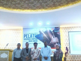 Foto Bersama dari kiri: Oloan Alsyah (Dinas Koperasi dan UMKM Aceh), Zul Irfan (Kepala BNI Syariah Cabang Banda Aceh), Dr Wildan M.Pd (Kepala Dinas Koperasi dan UMKM provinsi Aceh), Bachtiar (Asisten Perekonomian dan Pembangunan Pemerintah Kota Banda Aceh), Istiqomah Gunawan (Konsultan Bisnis)