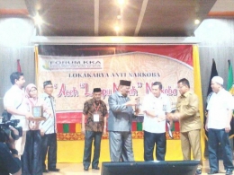 Kepala FKKA Bupati Bireun Saifannur Menyerahkan Tanda mata kepada kepala BNNP Aceh Brigjen Pol Drs Faisal Abdul Naser MH (dokpri)