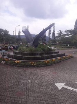Patung Annsa di halaman Taman Bunga Nusantara. Photo by Ari