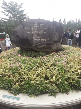 Batu peresmian Taman Bunga Nusantara. Photo by Ari