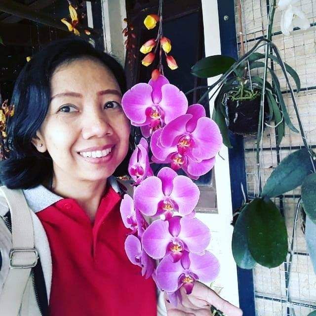 Photo penulis artikel dengan sang bunga anggrek di Taman Bunga Nusantara. Photo by Ari