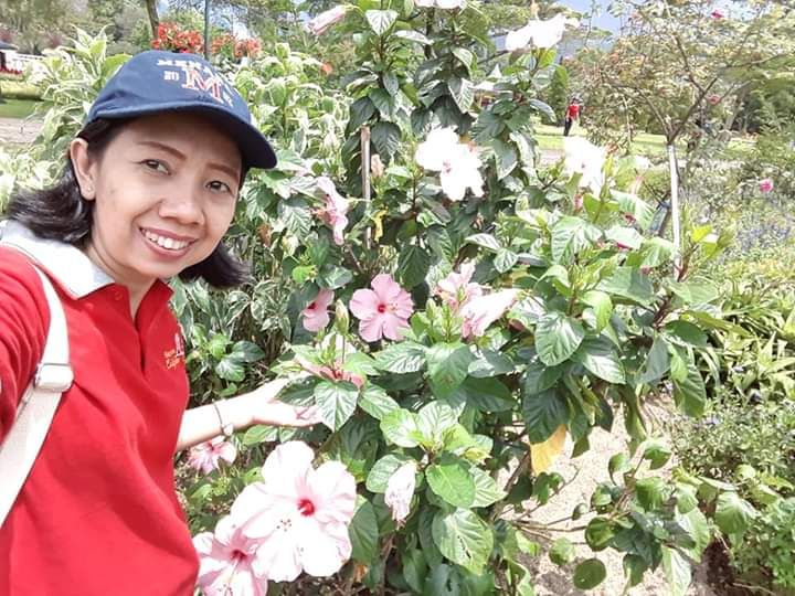 Penulis foto bersama bunga sepatu di taman Amerika, Taman Bunga Nusantara. Dokumen pribadi