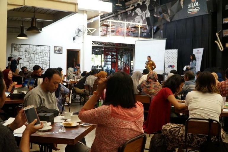 Suasana JNE Kopiwriting dengan media dan kompasianer Jogja (member Kompasiana). Dok : Riana Dewie