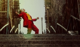 Joker, dimainkan dengan sangat apik oleh Joaquin Phoenix, menari-nari sembari melangkah menuruni tangga kegilaan (sumber gambar: IMDB.com)