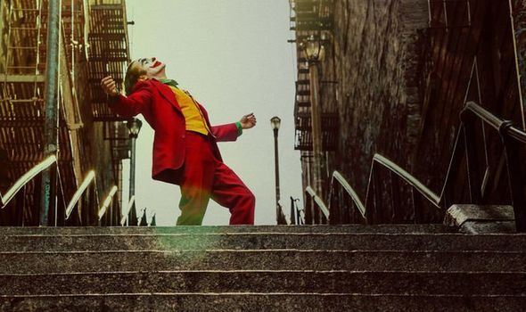 Joker, dimainkan dengan sangat apik oleh Joaquin Phoenix, menari-nari sembari melangkah menuruni tangga kegilaan (sumber gambar: IMDB.com)