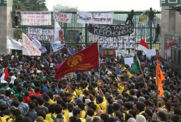  Demo mahasiswa di depan Gedung MPR/DPR Senayan, Jakarta Pusat Senin (23/9/2019)| Sumber: Kompas.com/M Zaenuddin