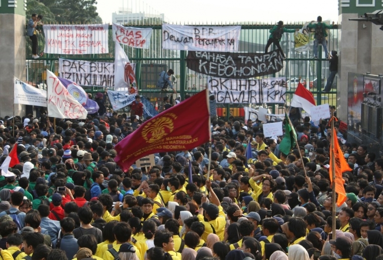  Demo mahasiswa di depan Gedung MPR/DPR Senayan, Jakarta Pusat Senin (23/9/2019)| Sumber: Kompas.com/M Zaenuddin