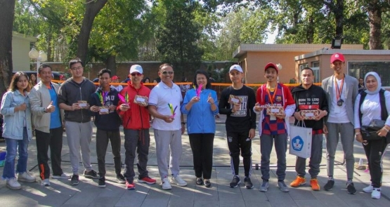 Pemenang pelangi sepak putera bersama Ibu DCM dan bapak Athan beserta Ibu/panitia.