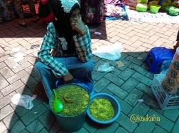 Penjual Iwak Samu di Pasar Ahad Kertakhanyar Pal 7 (dokpri)