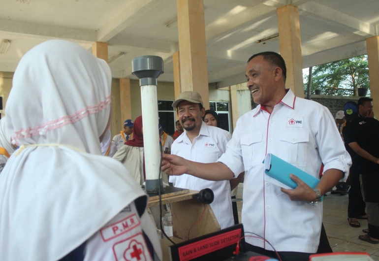 Tim juri lakukan penilaian terhadap hasil karya teknologi tepat guna yang dibuat peserta Jumbara PMR Wira. Foto Rakhmat Nur Ilmi