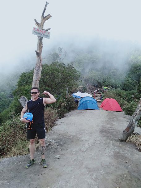 Camp 7 Gunung Raung, dengan plakat penandanya di sebuah tonggak kayu | Foto: RIfki Feriandi