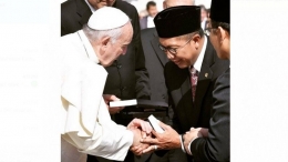 Menteri Agama Lukman Hakim Saifuddin bersalaman dengan Paus Fransiskus dalam pertemuan di Vatikan, Rabu (2/10/2019) | inews.id