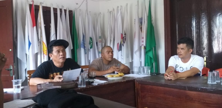 Ketua PBSI Bangka, Denny Hasbi (Baju hitam) memimpin rapat pemantapan. (Dok.Pri)