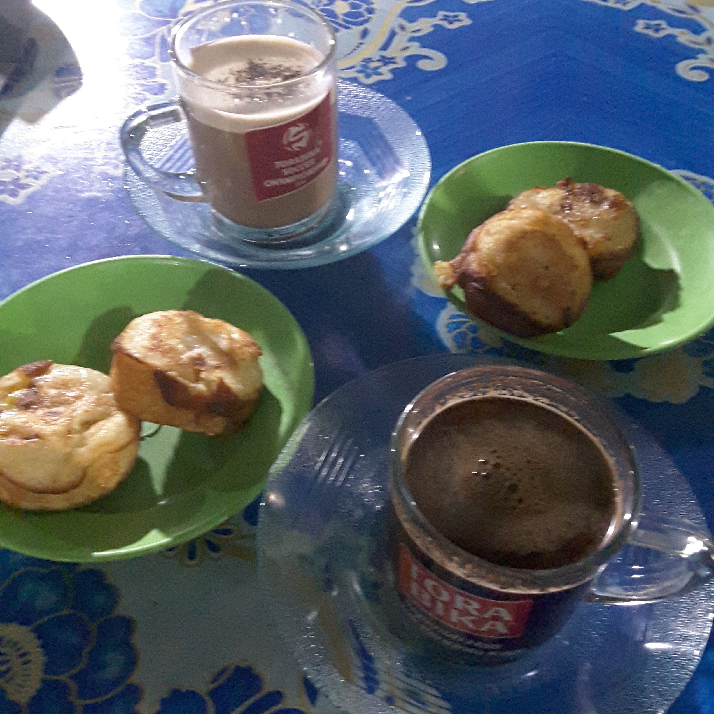 Warung Rakyat di Gambut Baharat, Kopi Hitam, Kopi Susu, dan Wadai Banua Khas Banjar (foto : SH)