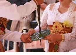 Ritual dalam Pernikahan agama Hindu, keris dan tikeh dadakan | Deskgram: hendrizsuliswedding