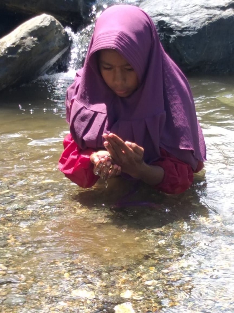 Seorang anak sedang mencari kerang (Dok. Pribadi)