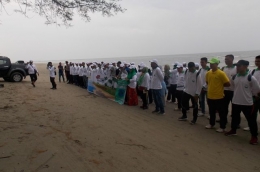 Dok. pribadi: Para Peserta Bersih Pantai yang terdiri dari Sahabat DLH, Kelompok Sadar Wisata, para Duta Lingkungan dan masyarakat
